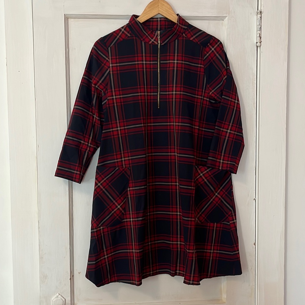 Plaid trapeze dress , 60’d, with two front pockets, and a zipper